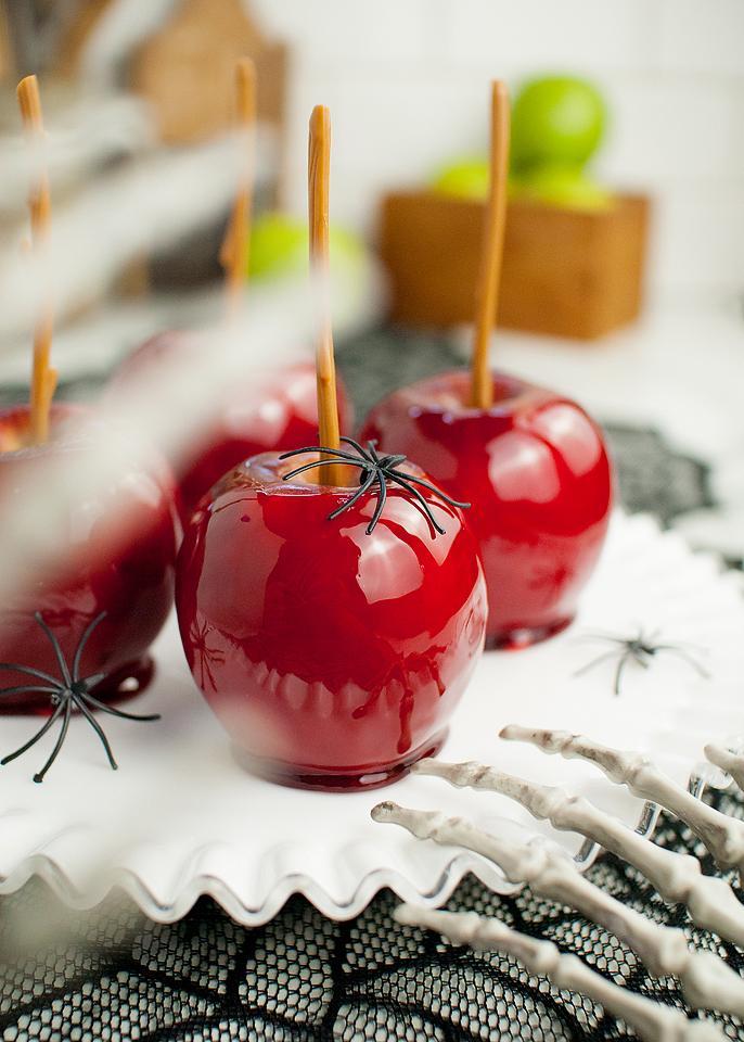 Easy Candy Apples from xoxo Bella